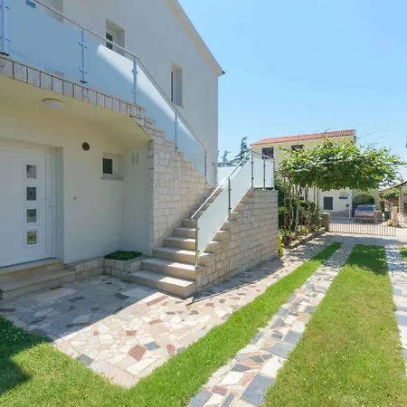 Near Bijeca In Apartment Medulin