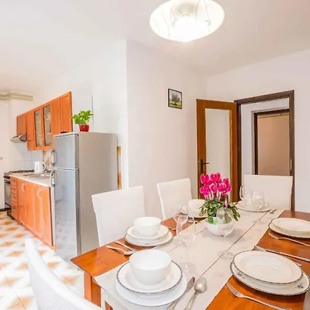 Apartment Near Bijeca In Medulin