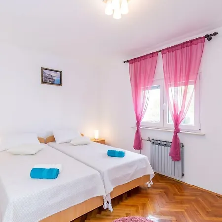 Near Bijeca In Apartment Medulin