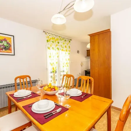 Apartment Near Bijeca In Medulin
