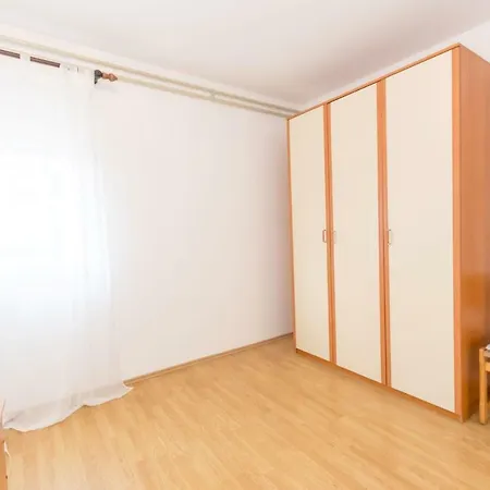 Apartment Near Bijeca In Medulin